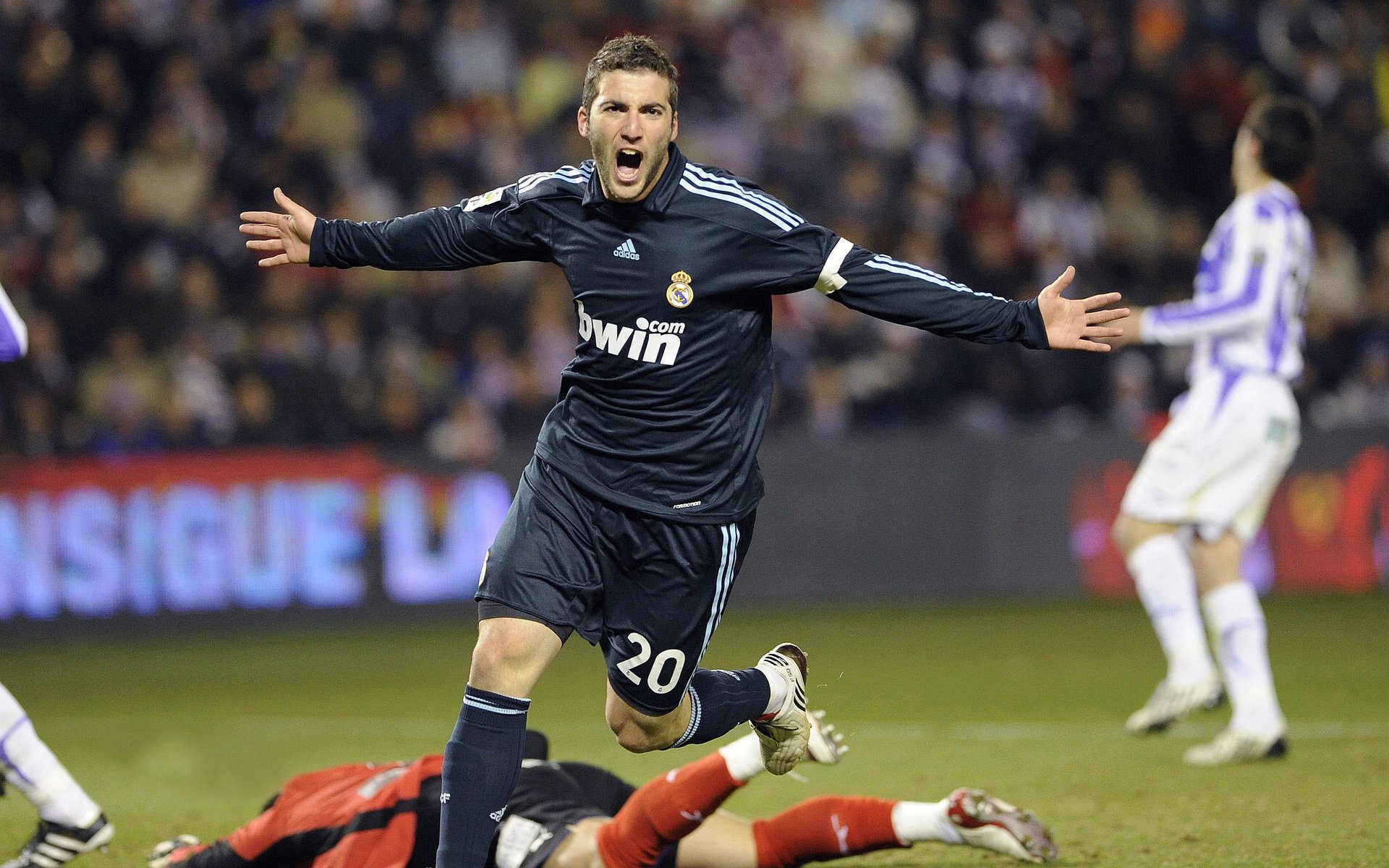 开云体育下载官网-广州德比再次上演申花胜出,广州德比集锦